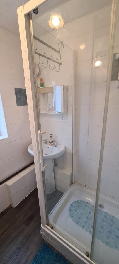 Lovely House 6 Mins Drive To Town Sleeps 1 To 6 Apartment Liverpool